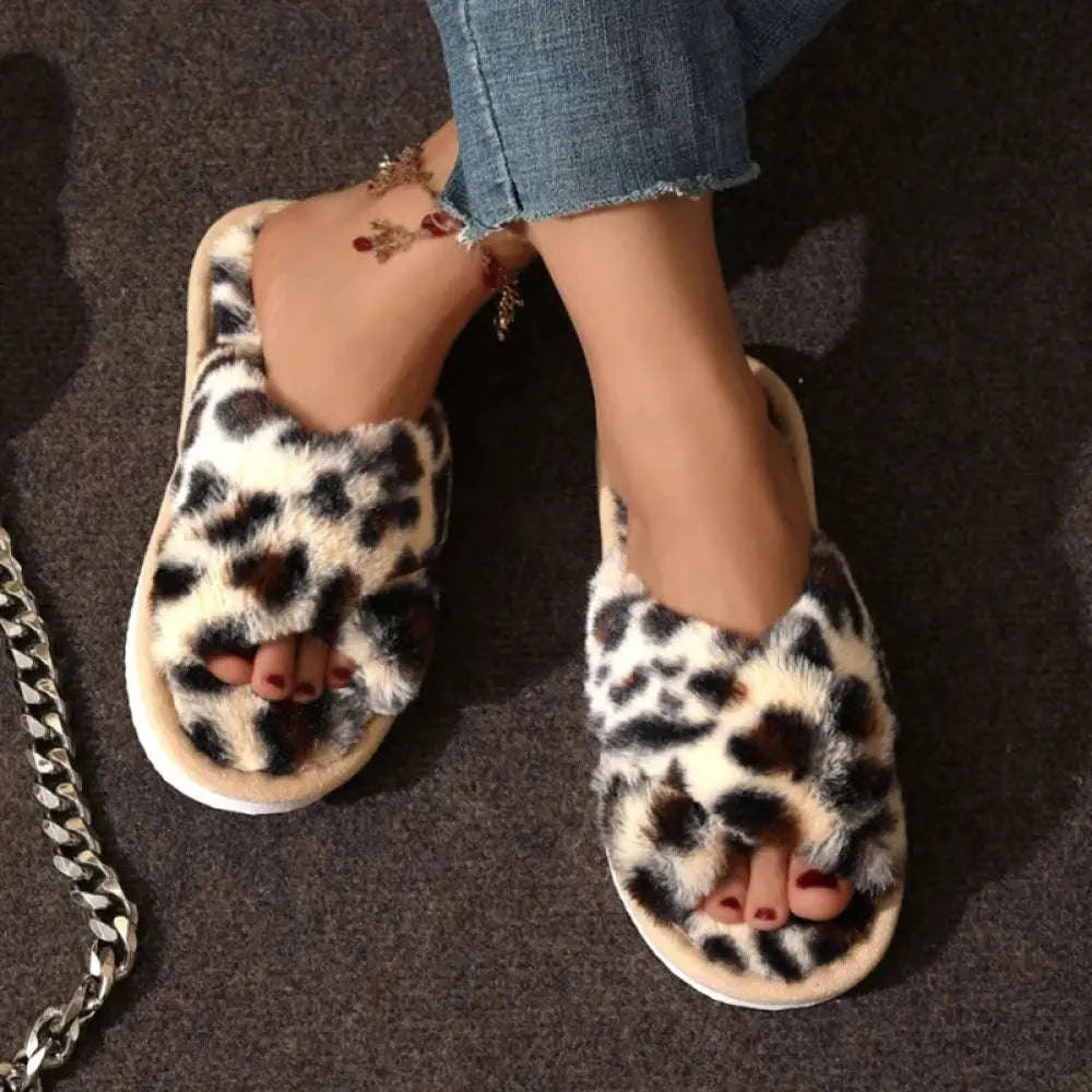Fluffy slippers with crossed plush bands, open toe and memory foam footbed - leopard print