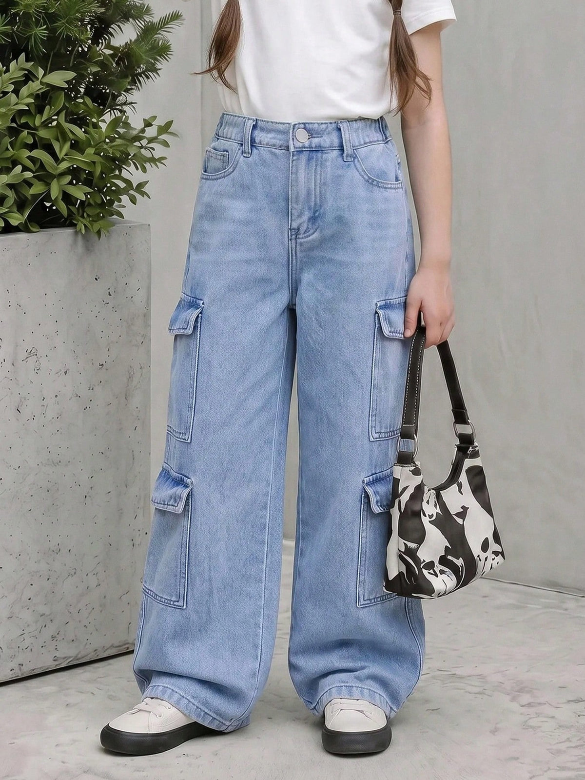 Cargo jeans for girls in cotton denim with large side pockets and a straight leg - view 9