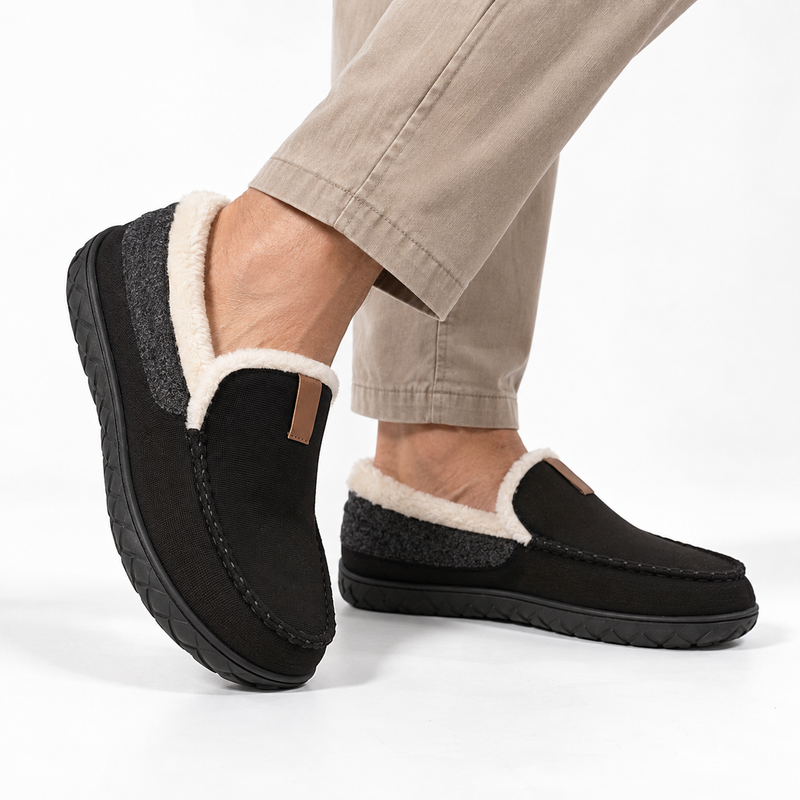 Men's moccasin slippers with a fleece lining, a knitted heel panel and a rubber sole