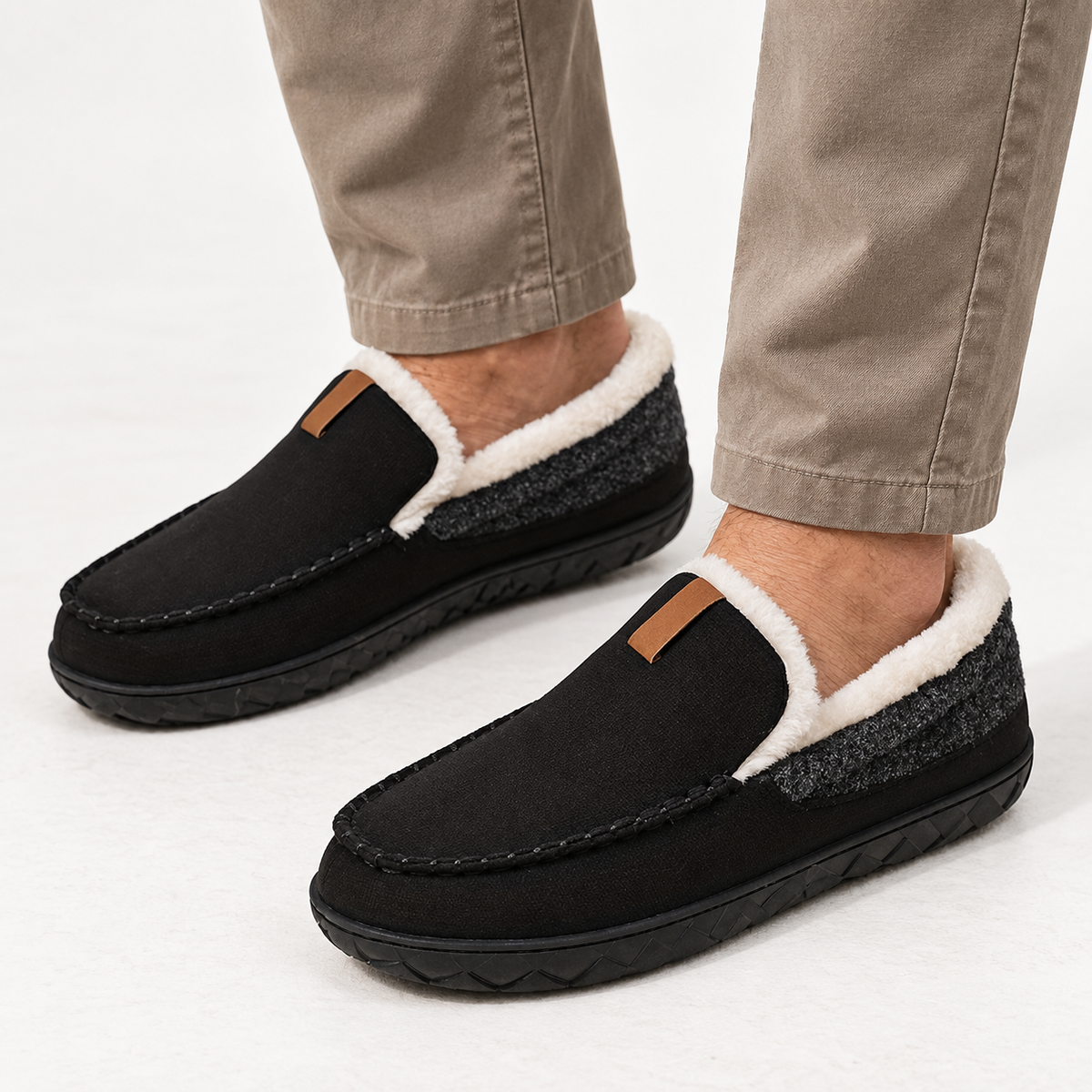 Men's moccasin slippers with a fleece lining, a knitted heel panel and a rubber sole