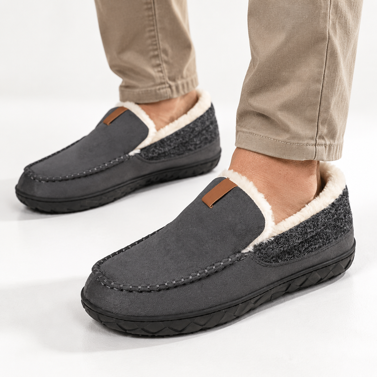 Men's moccasin slippers with a fleece lining, a knitted heel panel and a rubber sole