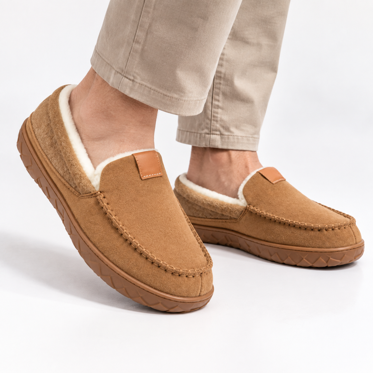 Men's moccasin slippers with a fleece lining, a knitted heel panel and a rubber sole