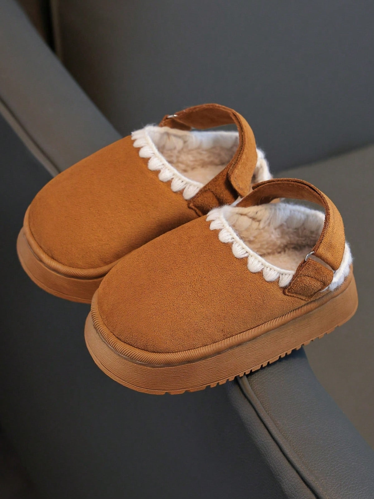 Kids slippers in a suede look with a hook-and-loop heel strap, plush lining and scalloped trim - view 2
