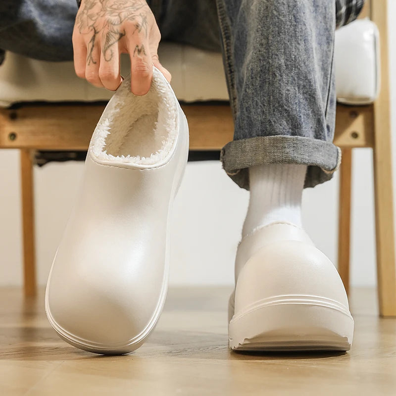 Kitchen shoes in EVA with a closed toe and thick non-slip sole - white with teddy lining