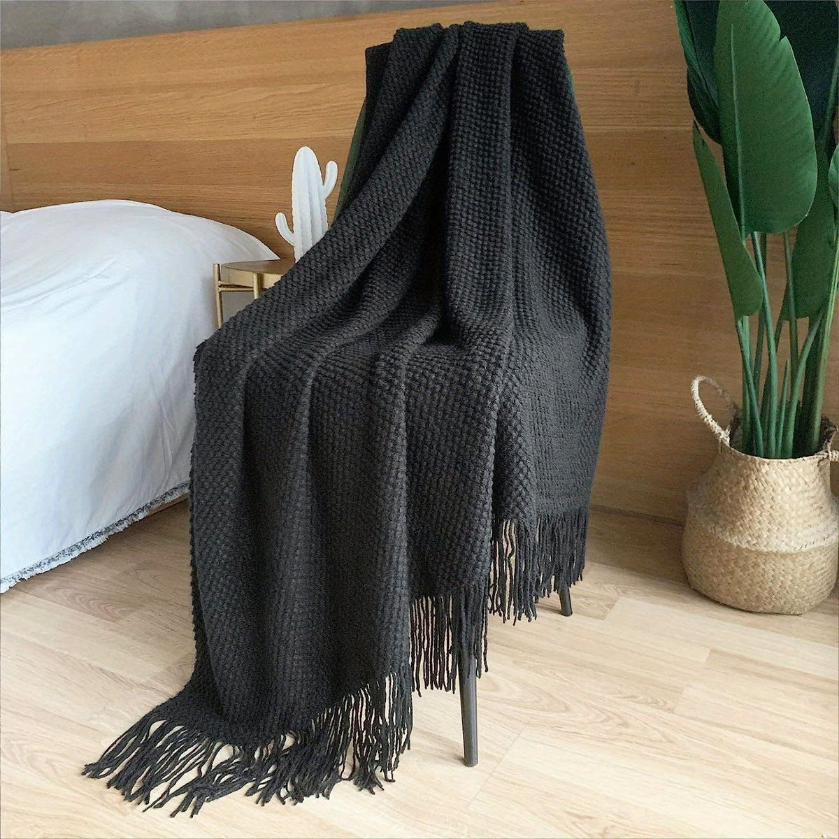 Knitted throw with a bobble texture and fringes - black
