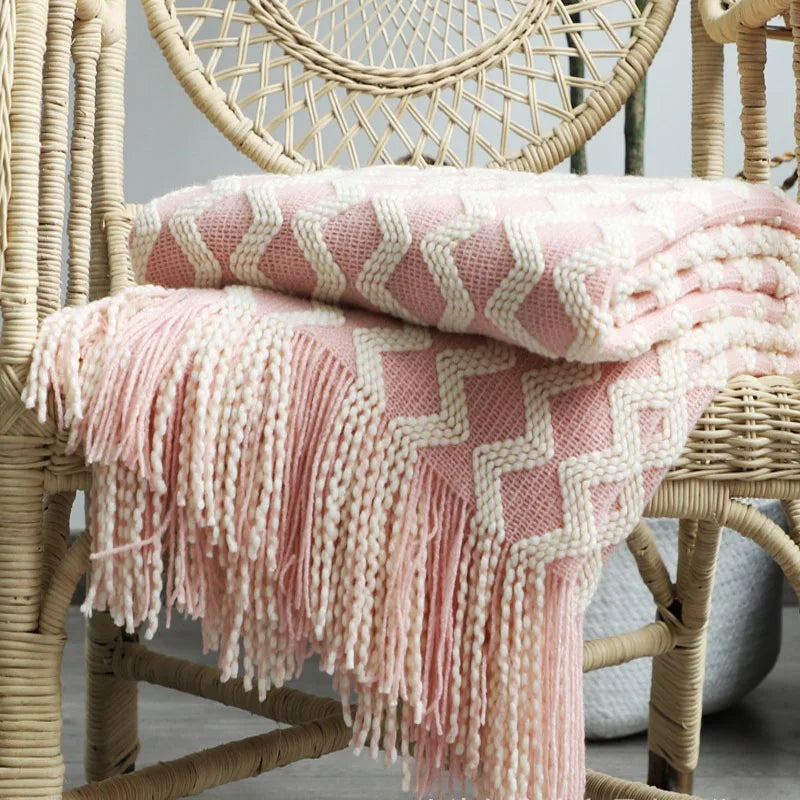 Knitted throw with a zigzag pattern and long tassels - pink