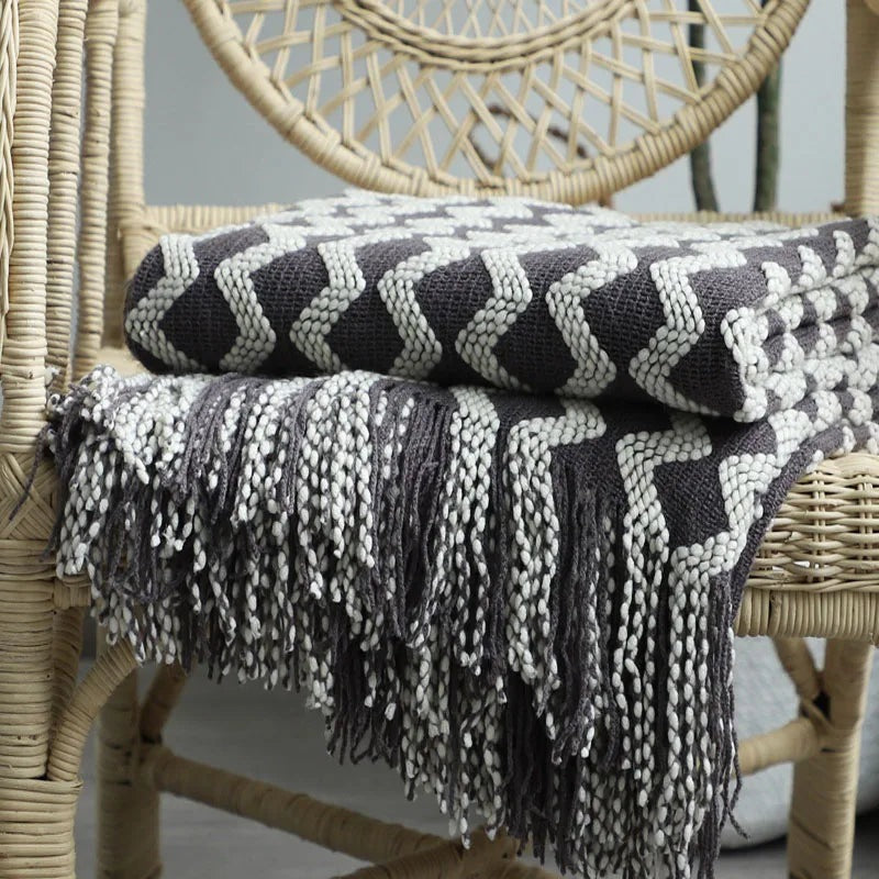 Knitted throw with a zigzag pattern and long tassels - dark grey