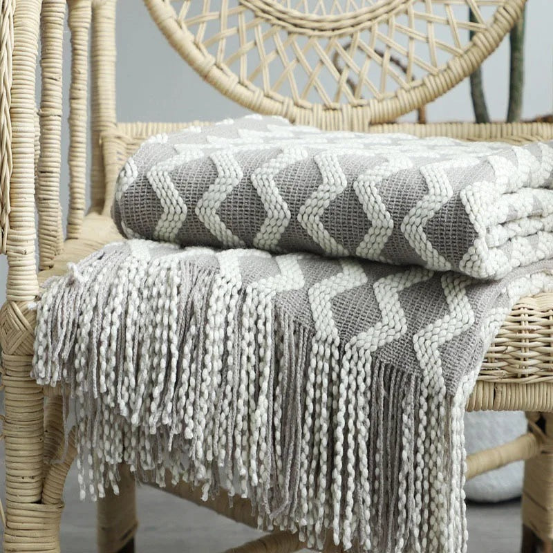 Knitted throw with a zigzag pattern and long tassels - light grey