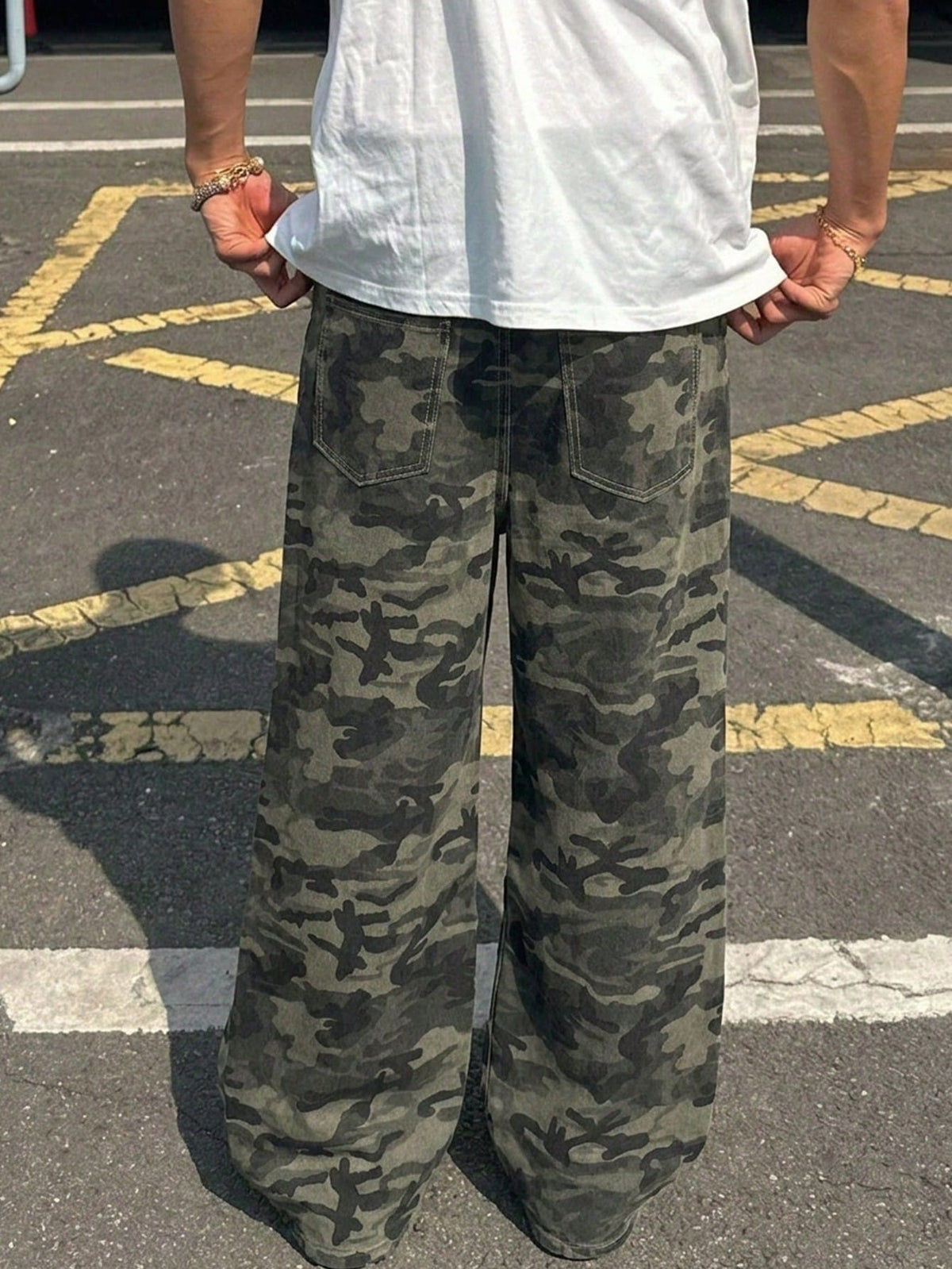 Baggy camo jeans for men with a wide straight leg, five pockets and a zip fly - green camo