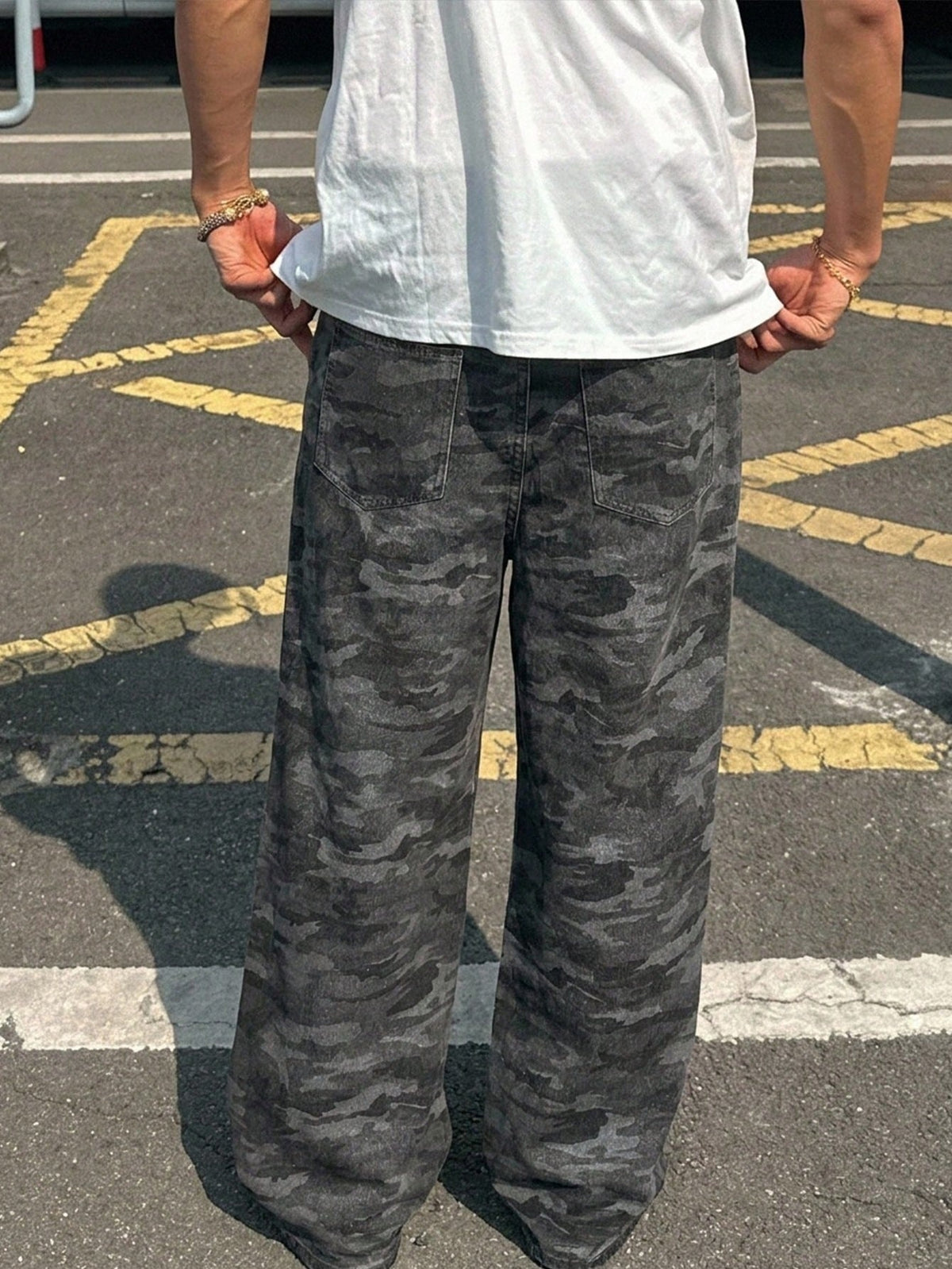Baggy camo jeans for men with a wide straight leg, five pockets and a zip fly - dark grey camo