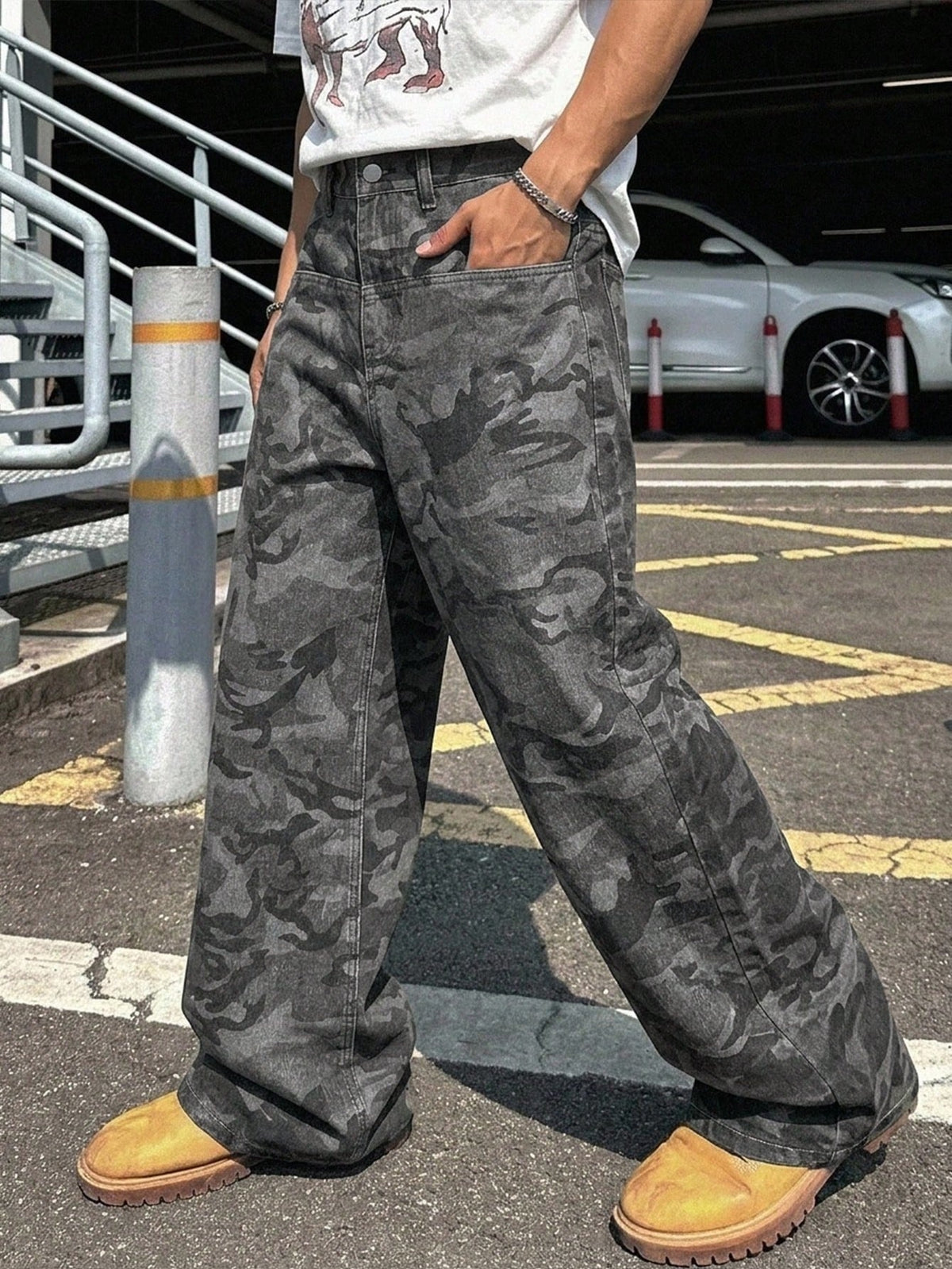 Baggy camo jeans for men with a wide straight leg, five pockets and a zip fly - view 9