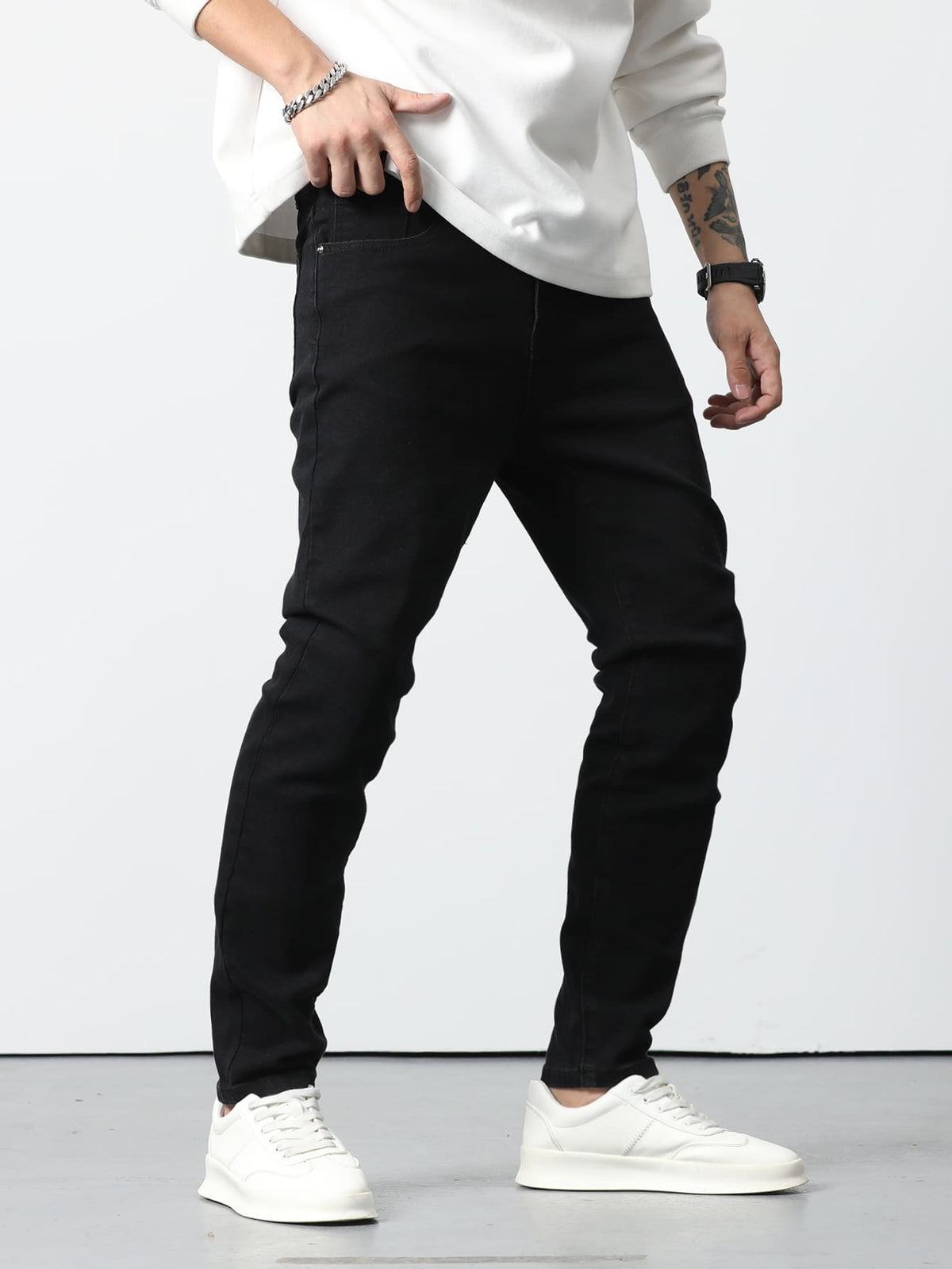 Skinny jeans for men with a slim leg down to the ankle, five pockets and a zip fly - black