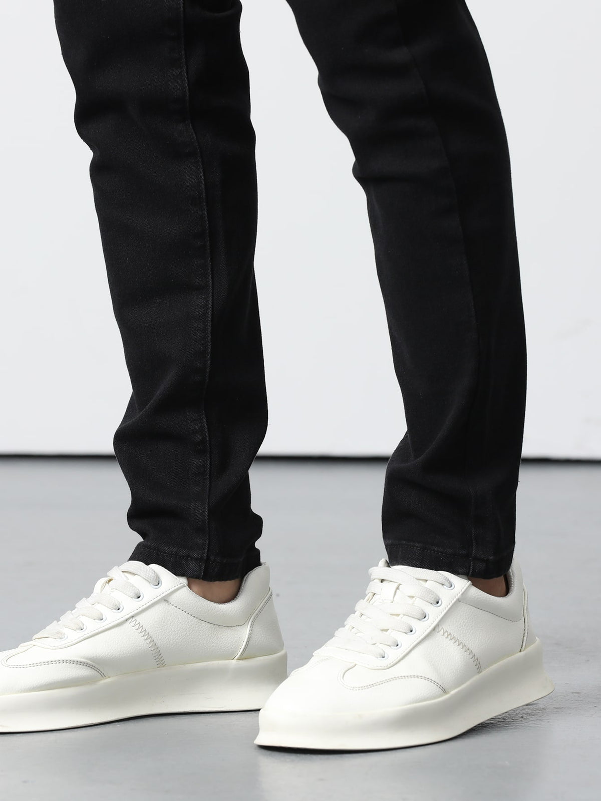 Skinny jeans for men with a slim leg down to the ankle, five pockets and a zip fly - view 5