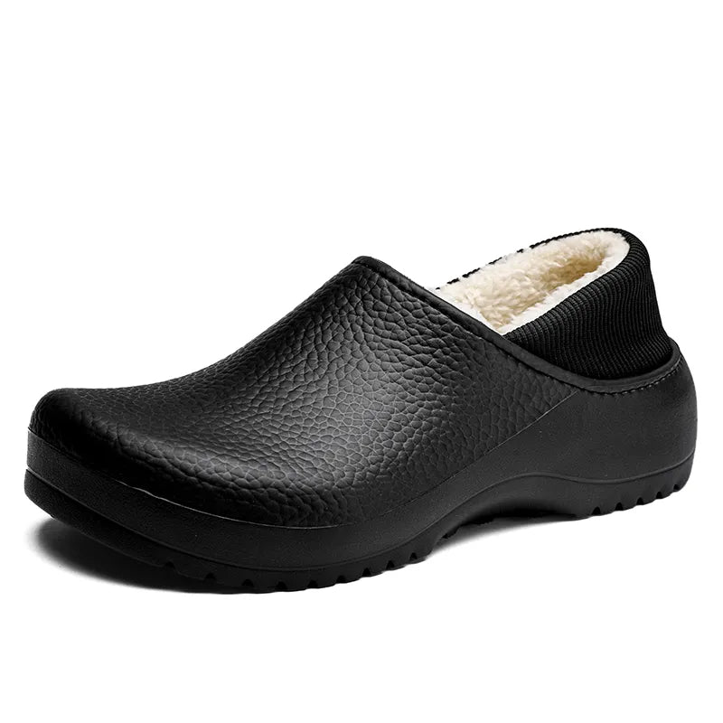 Men's clog slippers with a pebbled shell, teddy lining and a rib-knit collar at the heel - black