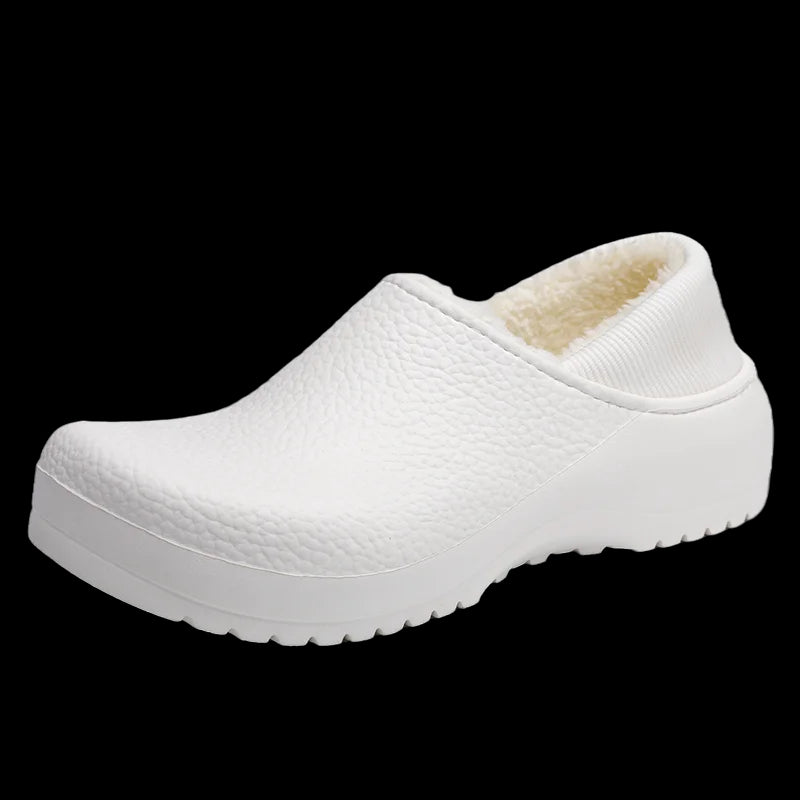 Men's clog slippers with a pebbled shell, teddy lining and a rib-knit collar at the heel - white