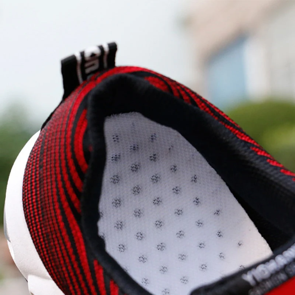 Men's ergonomic knit trainers with an air cushion heel