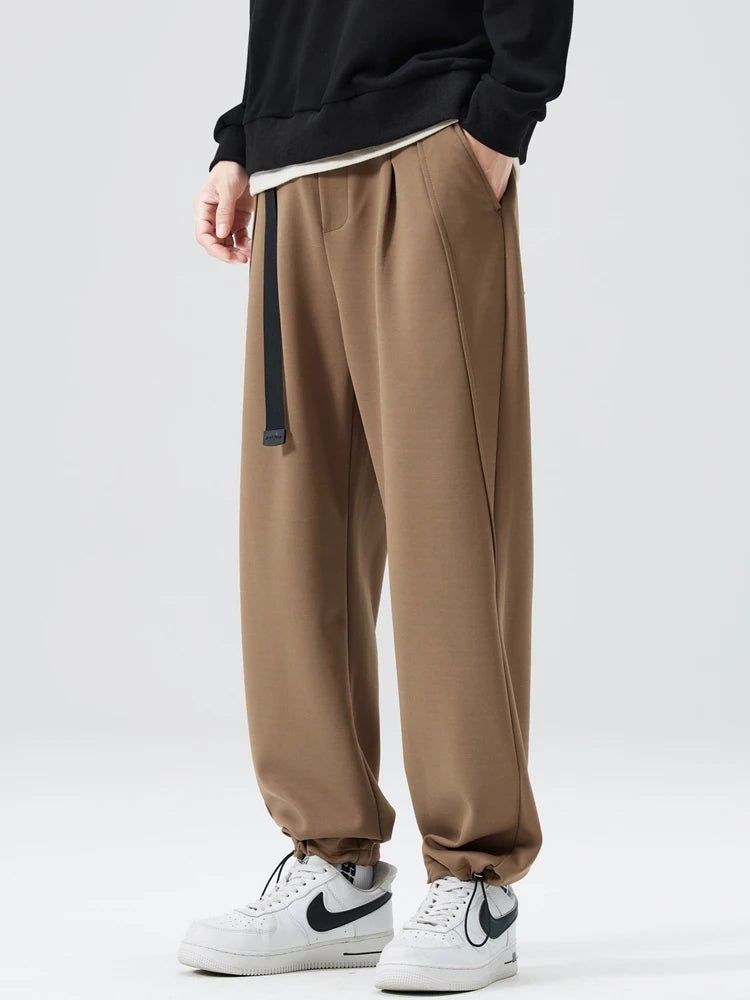 Men's heavyweight joggers with a built-in belt, front pleats and elasticated cuffs at the ankle - brown