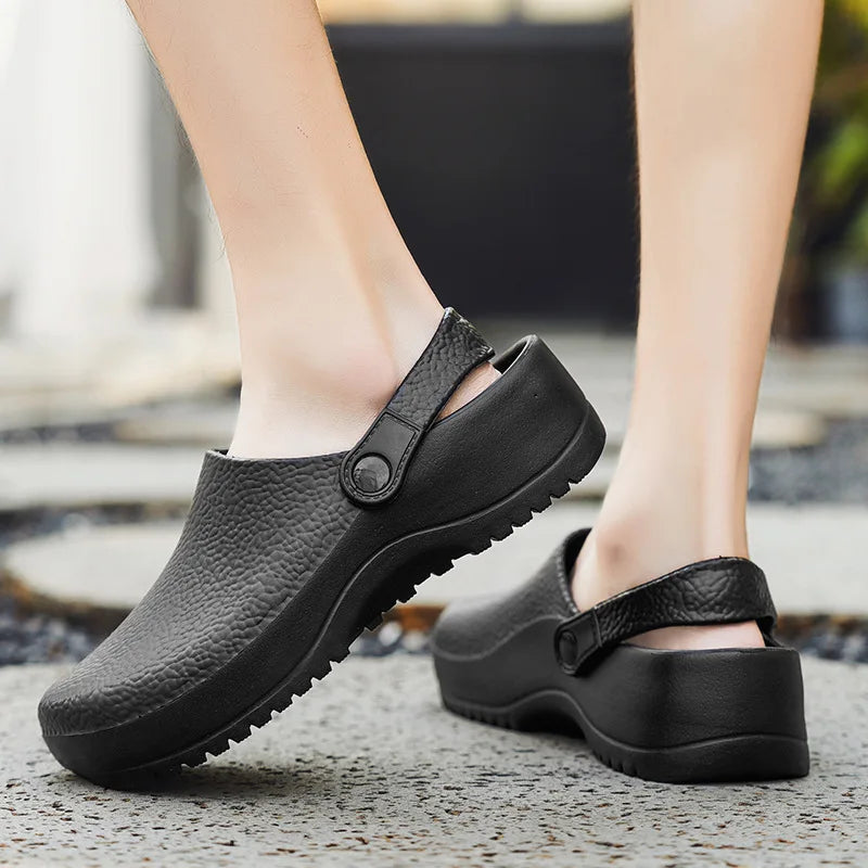 Kitchen shoes in EVA with closed toe, pivoting heel strap and non-slip sole