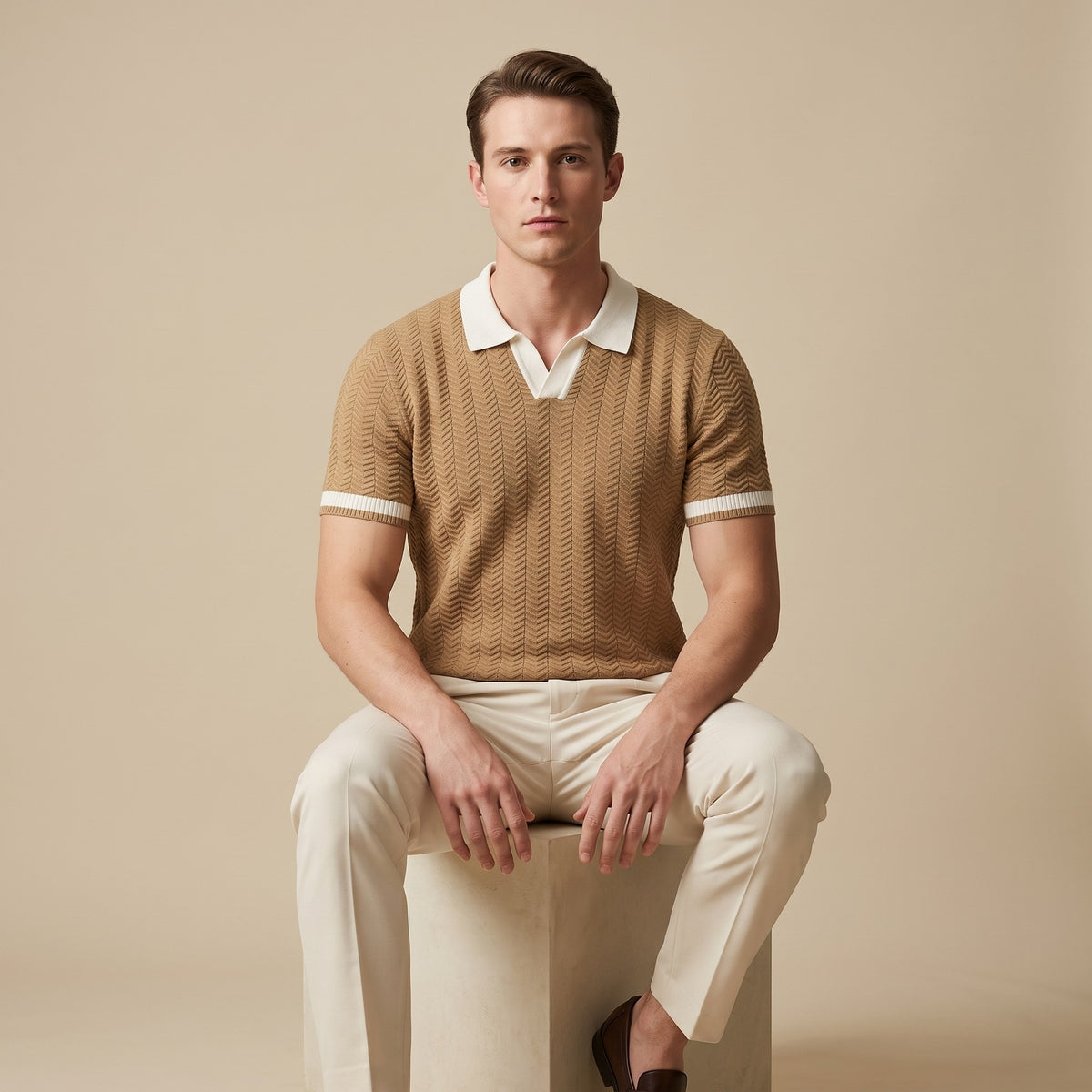 Men's knitted polo with a contrast open collar and zigzag texture - camel