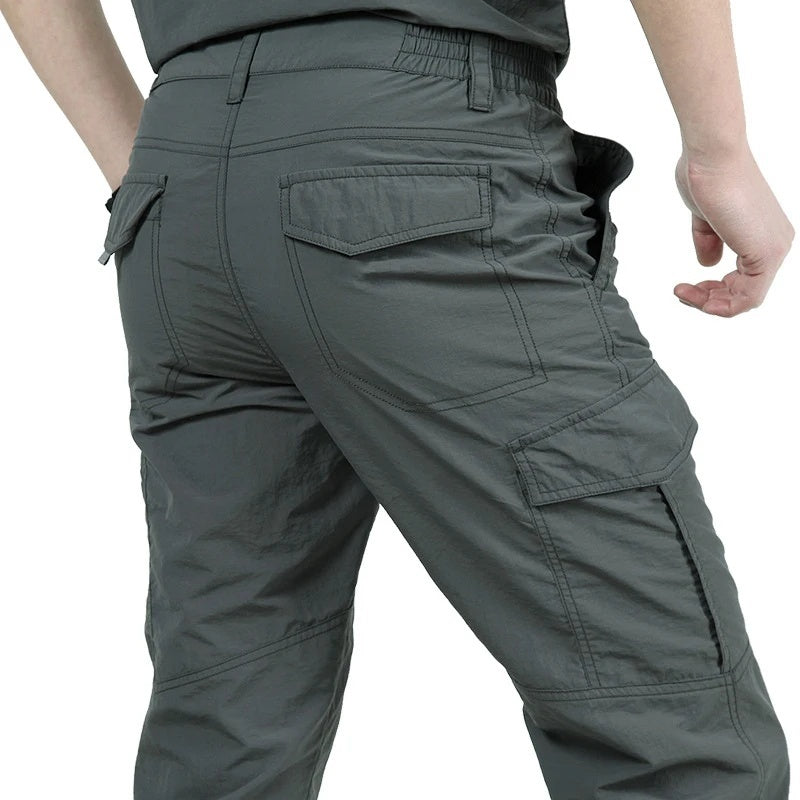 Lightweight cargo trousers for men with thigh flap pockets and flap pockets on the back - view 6