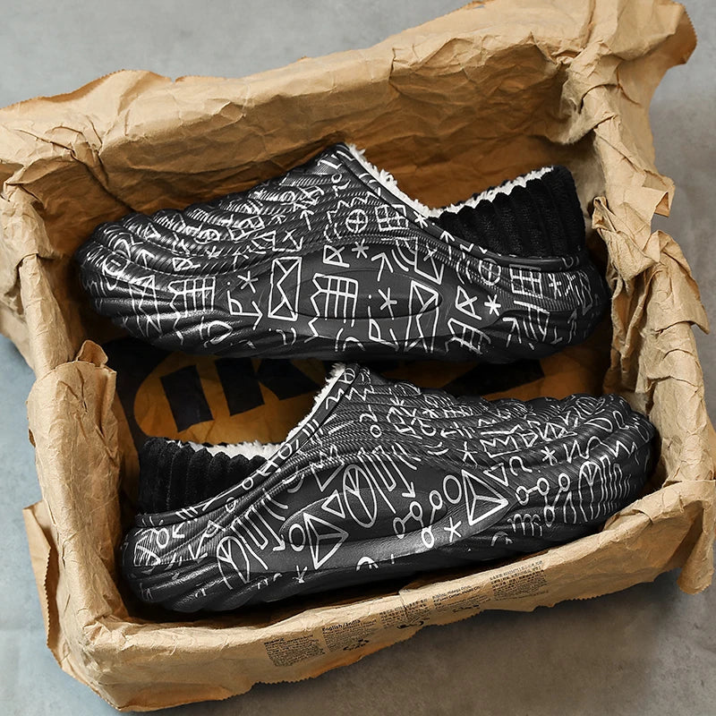 Men's platform slippers with thick wavy sole, water-repellent printed shell and plush lining - black