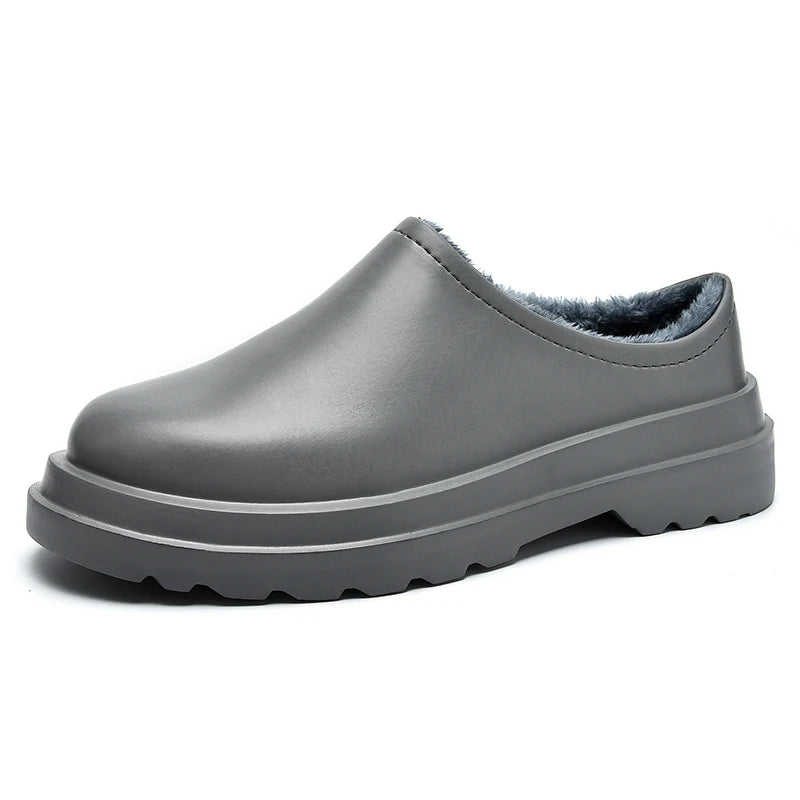Men's closed slipper with a smooth leather-look upper, plush lining and thick lug sole - grey