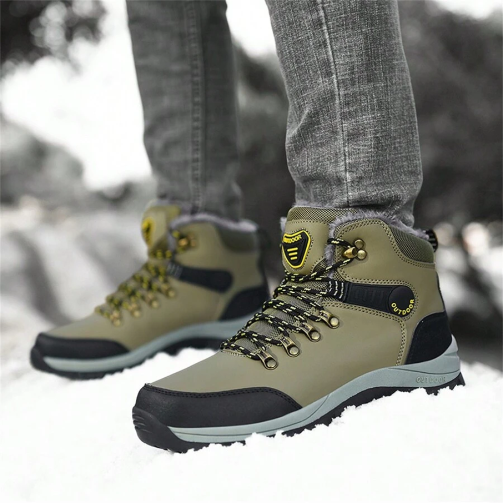 Men's plush-lined winter hiking boots with laces and lug sole