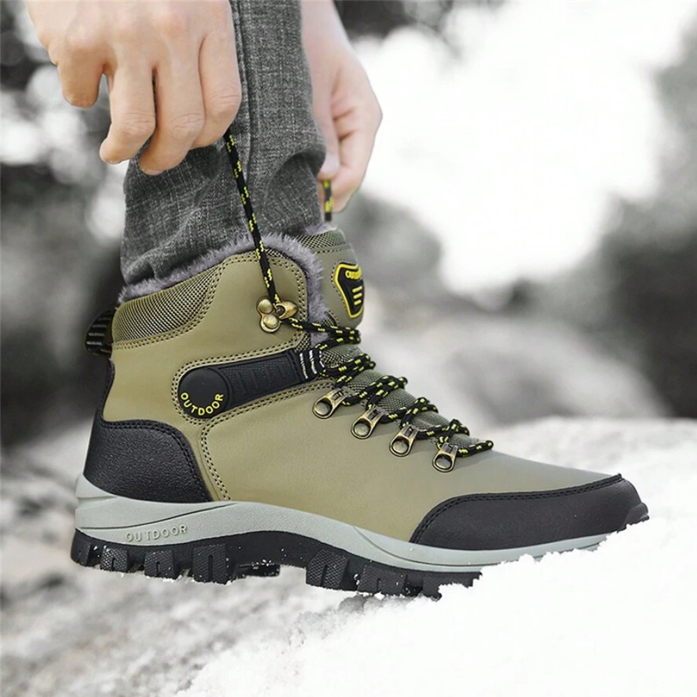 Men's plush-lined winter hiking boots with laces and lug sole