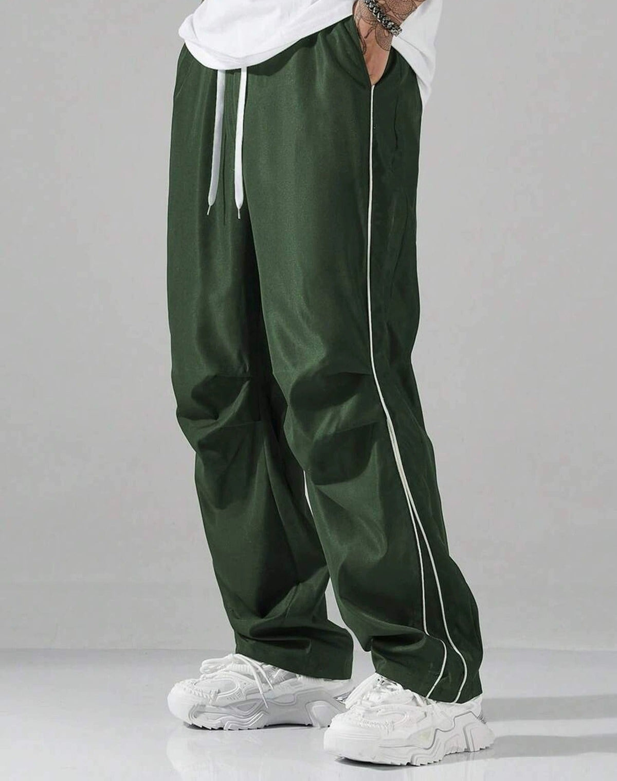 Men's relaxed tracksuit bottoms with side piping and a drawcord - dark green