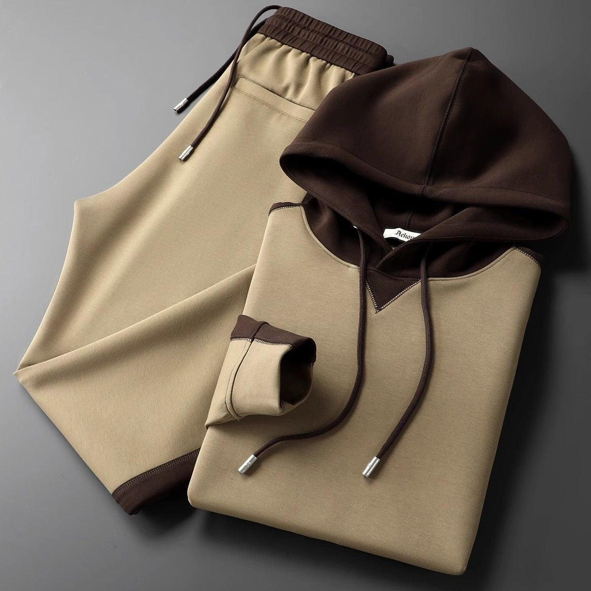 Men's two-piece tracksuit with a colour-block hoodie and joggers with a side stripe - camel