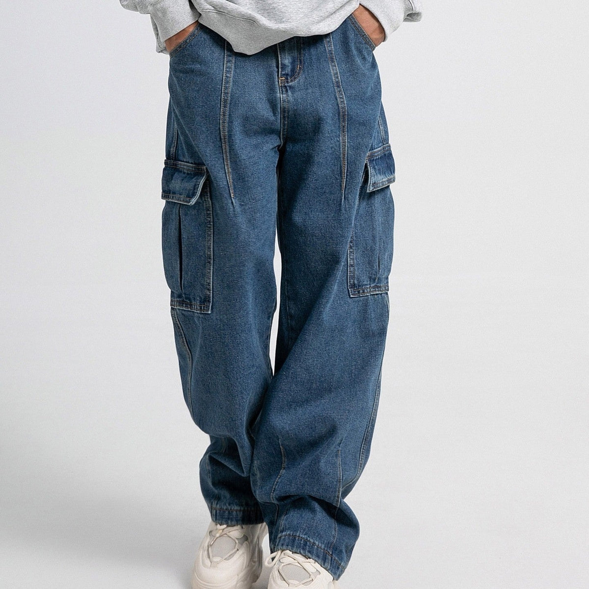 Men's wide-leg cargo jeans with flap pockets on the thighs and a straight leg - mid blue