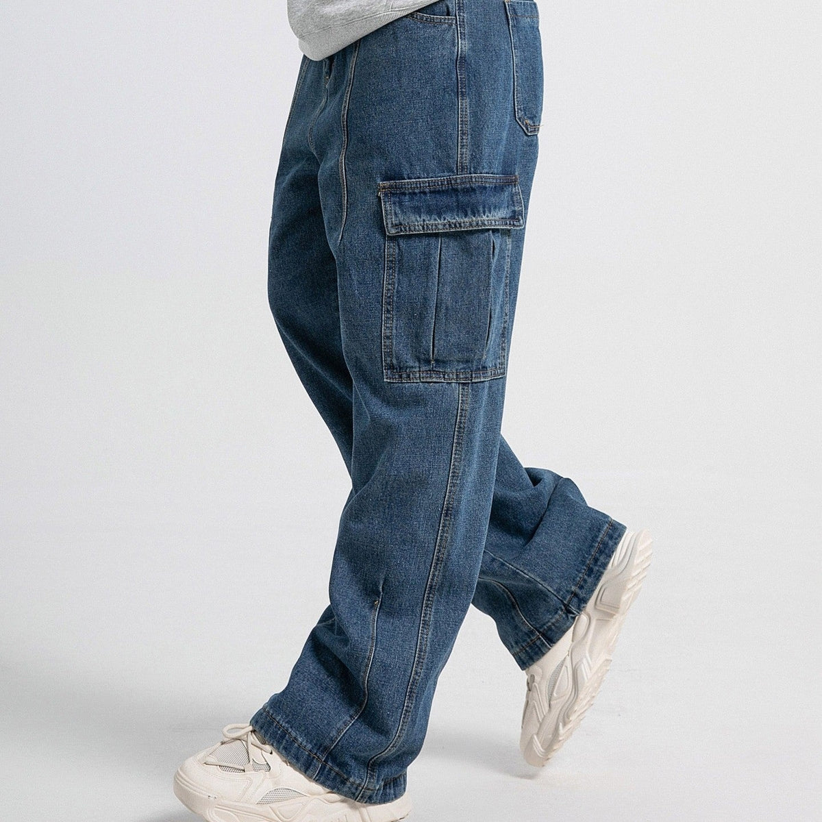 Men's wide-leg cargo jeans with flap pockets on the thighs and a straight leg - view 2