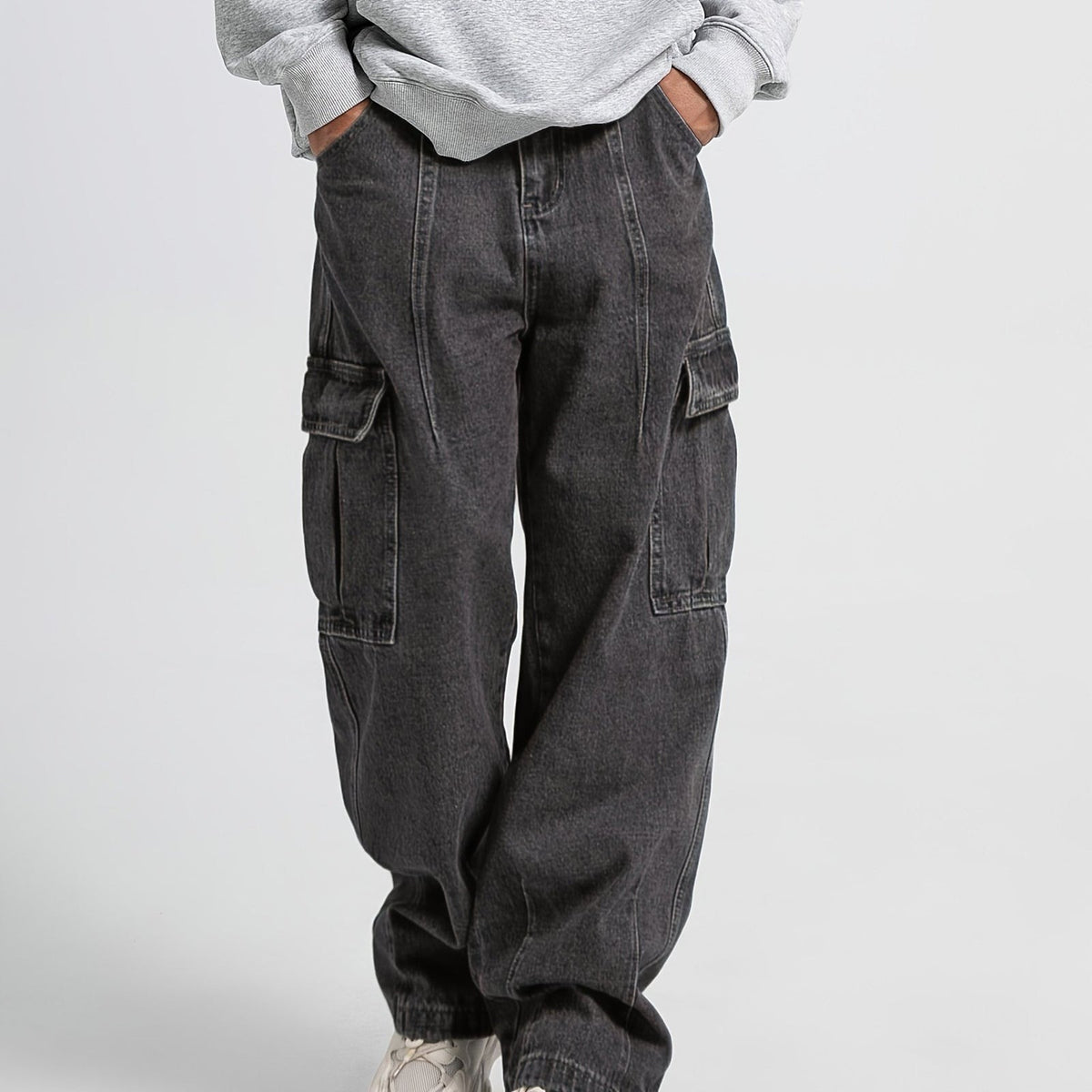 Men's wide-leg cargo jeans with flap pockets on the thighs and a straight leg - washed black