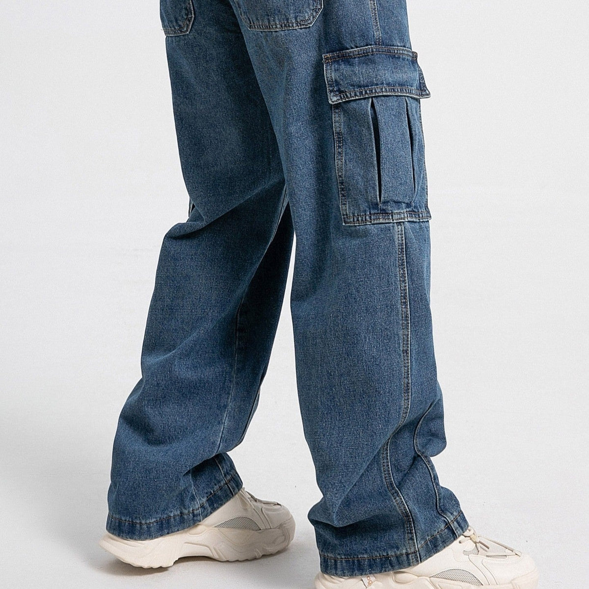 Men's wide-leg cargo jeans with flap pockets on the thighs and a straight leg - view 6