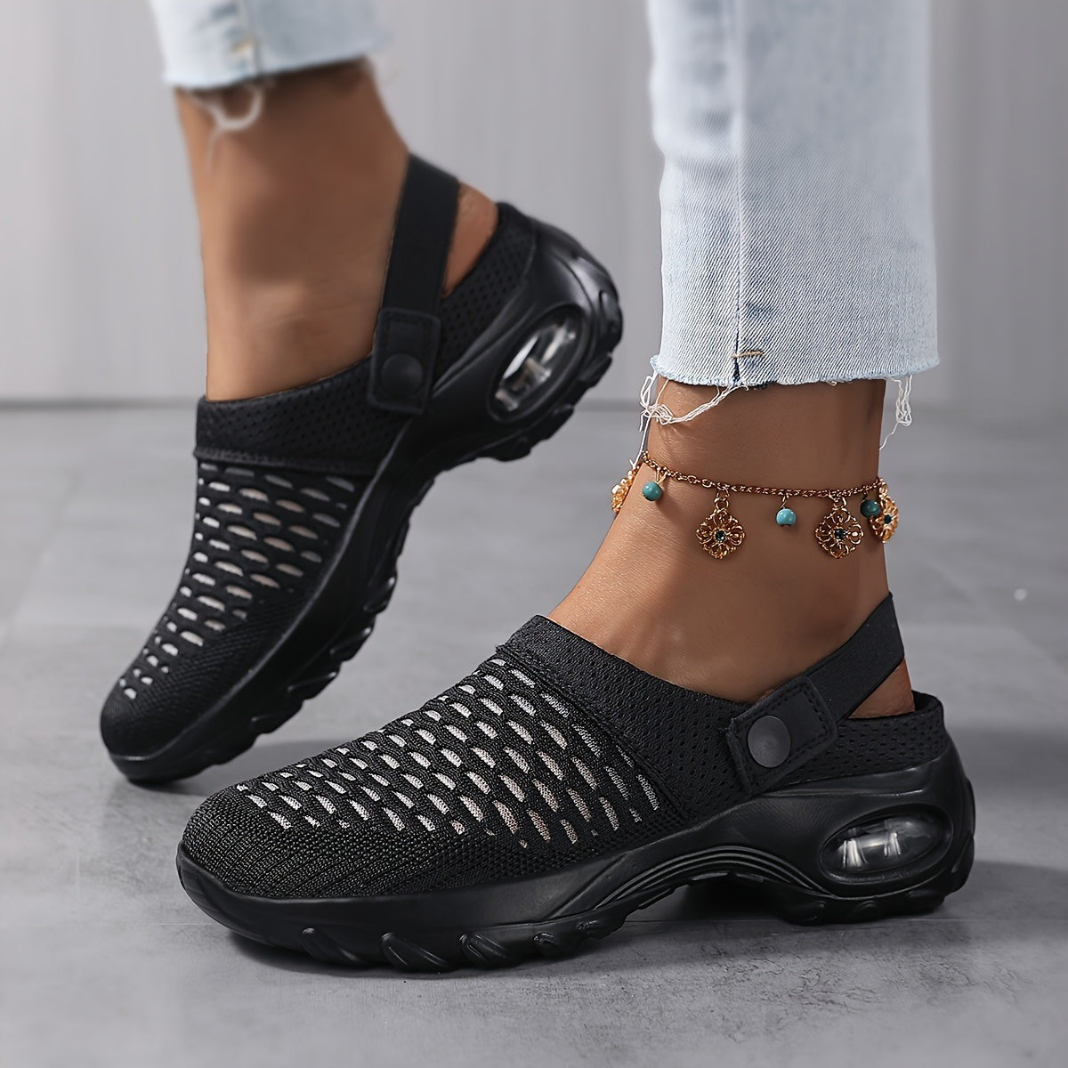 Mesh clogs with arch support, an air sole and heel strap for women and men - view 5