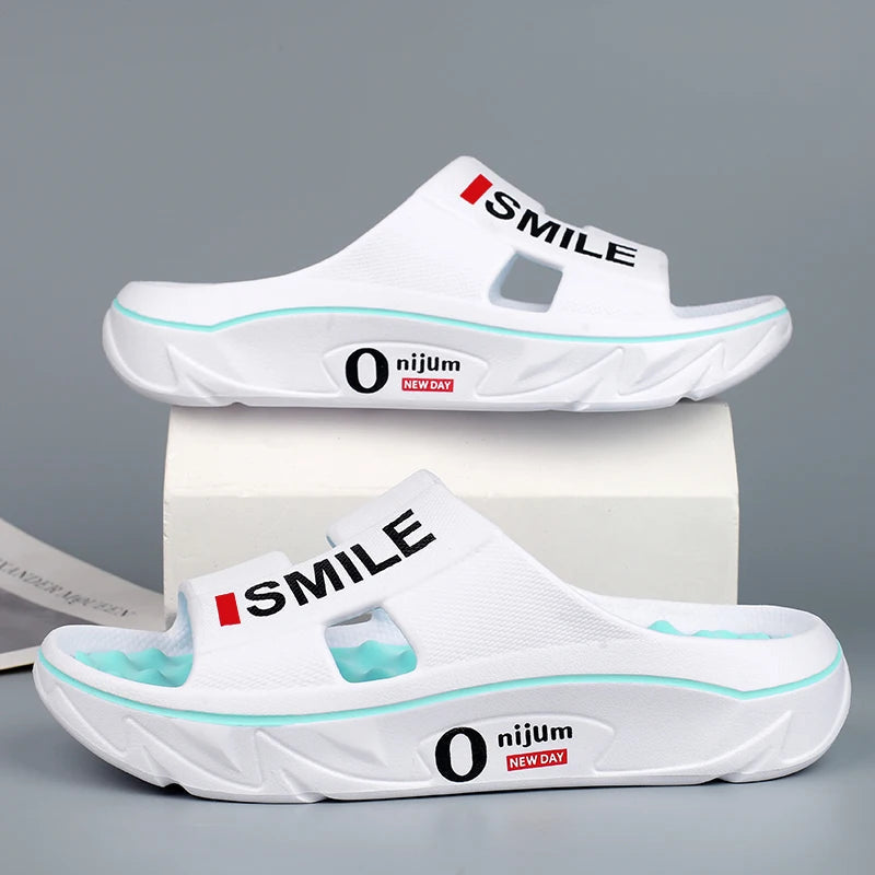 Sliders in EVA with a nubbed footbed, wide cut-out strap and thick sole - white/turquoise