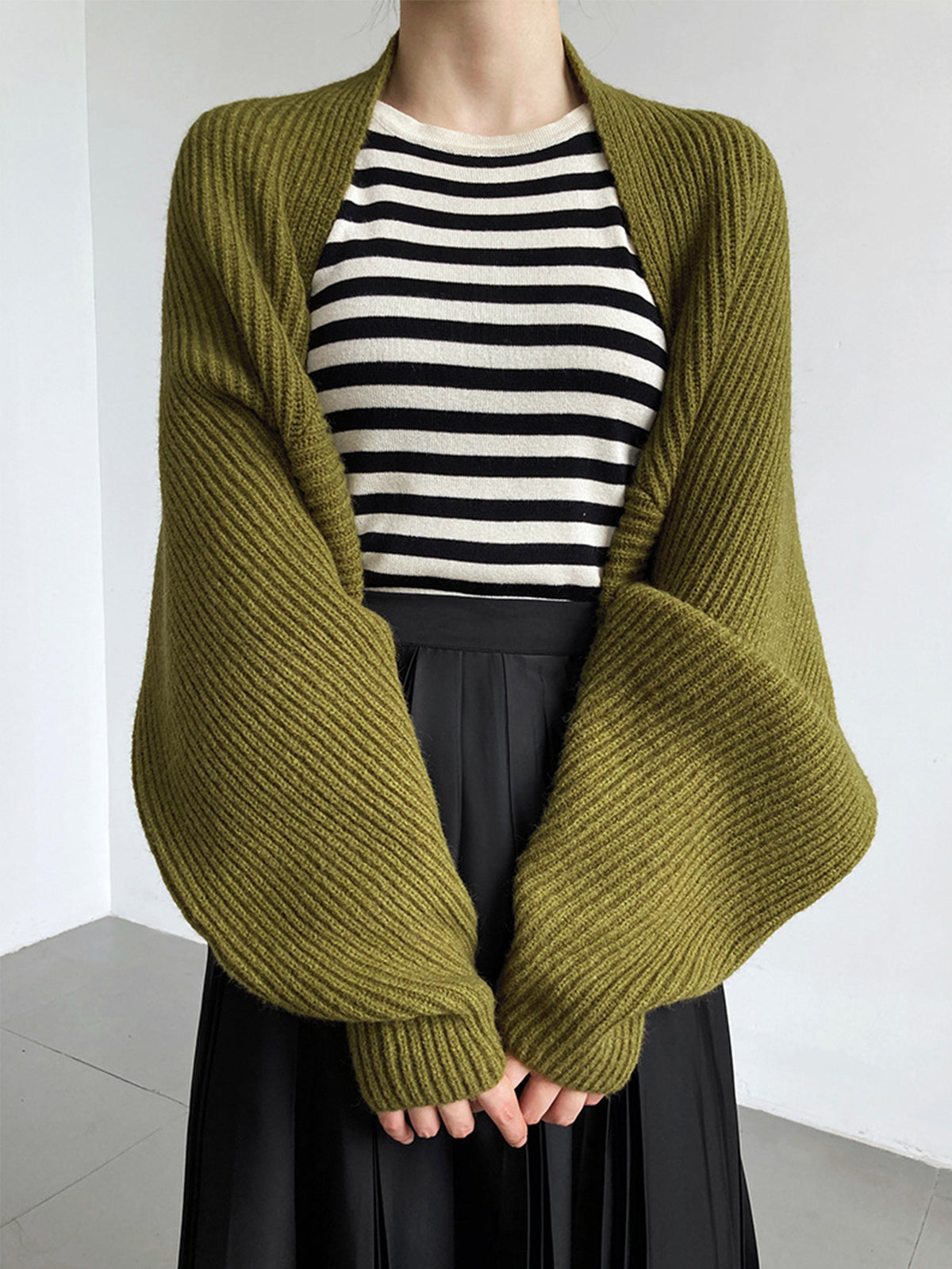 Women's oversized ribbed cardigan with balloon sleeves and a shawl collar