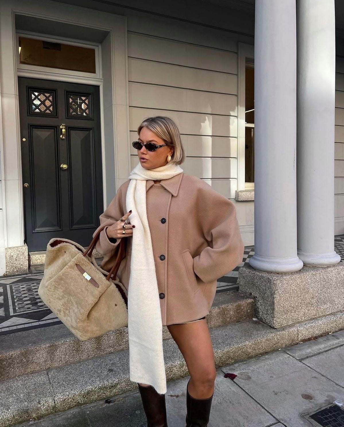 Women's oversized short coat in wool look with a point collar and wide sleeves