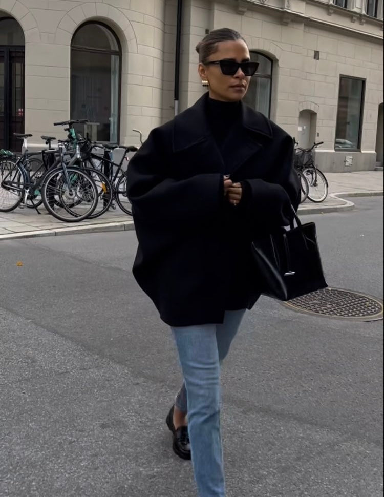 Women's oversized short coat in wool look with a point collar and wide sleeves
