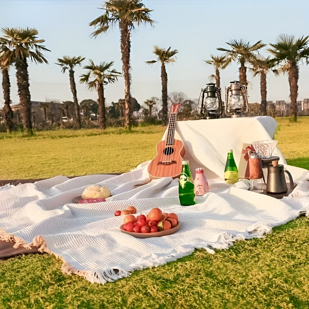 Picnic blanket of 180 x 180 cm with a waffle weave and fringe on the grass - view 2