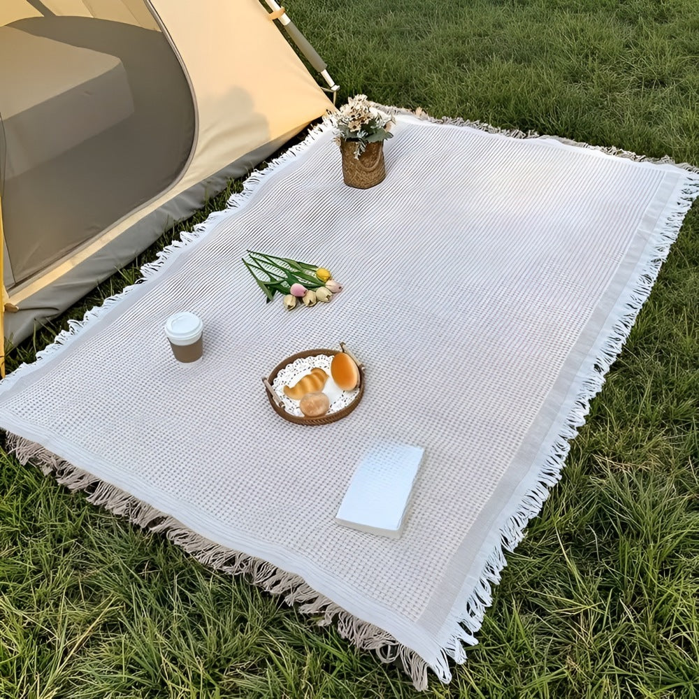 Picnic blanket of 180 x 180 cm with a waffle weave and fringe on the grass - view 4