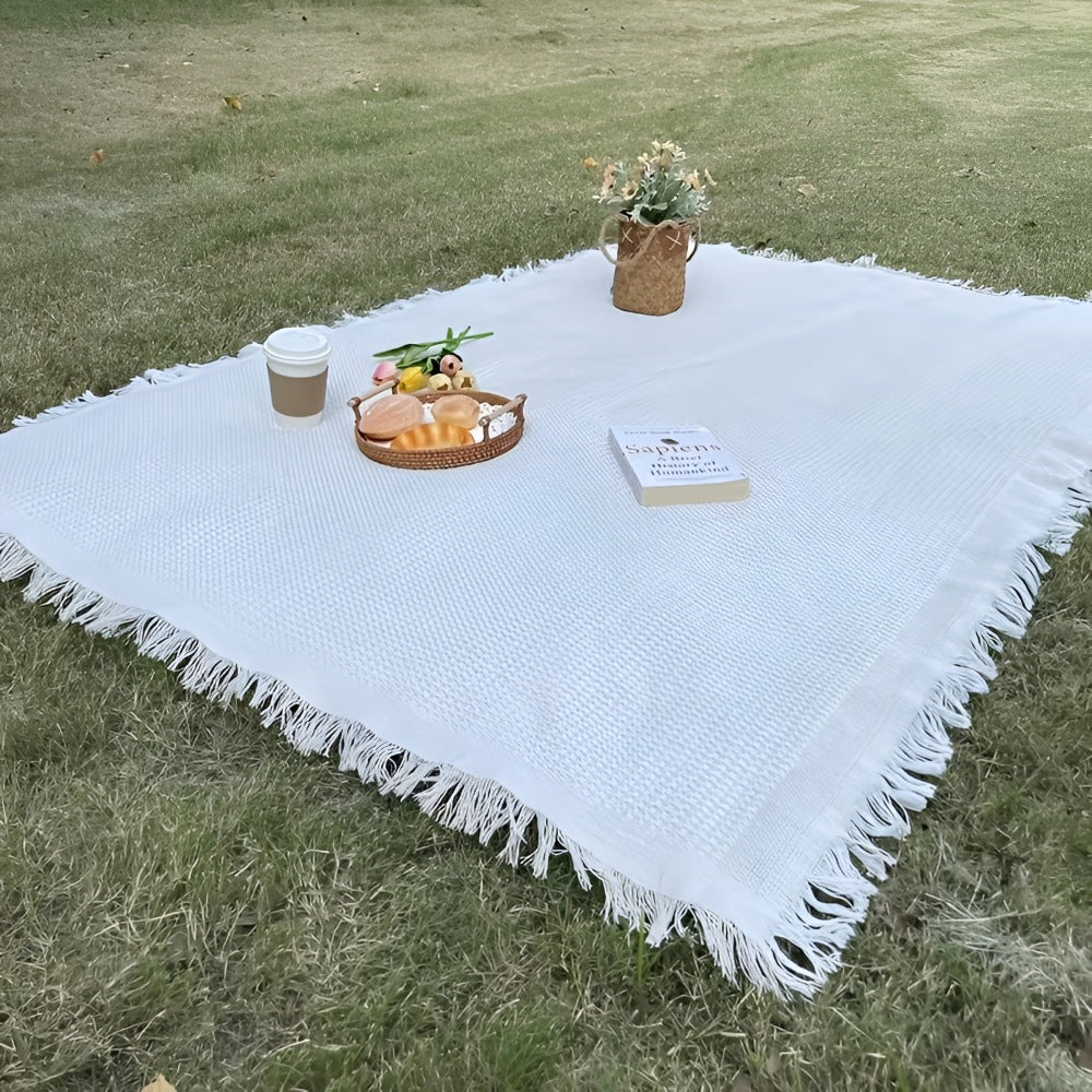 Picnic blanket of 180 x 180 cm with a waffle weave and fringe on the grass - view 6