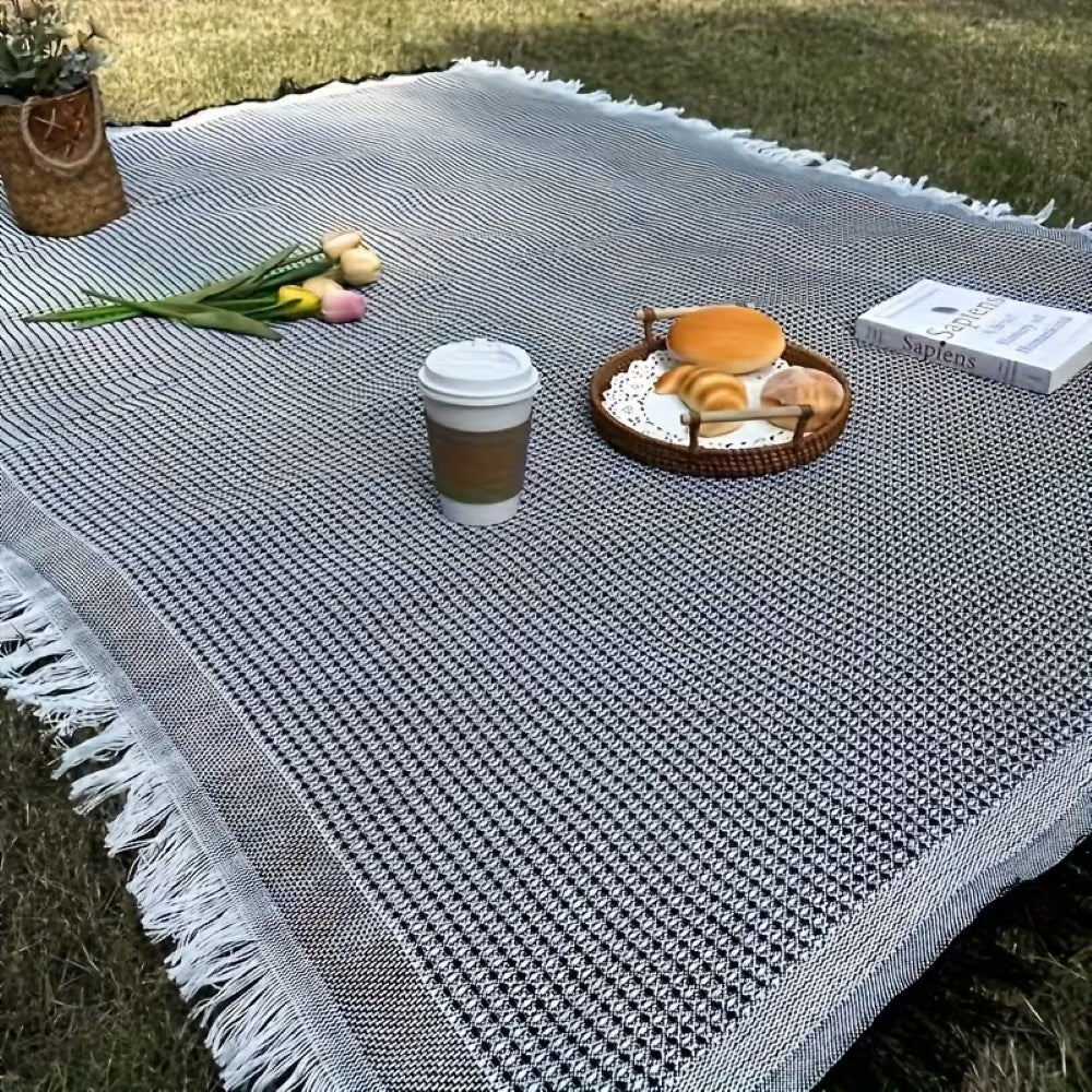Picnic blanket of 180 x 180 cm with a waffle weave and fringe on the grass - view 8