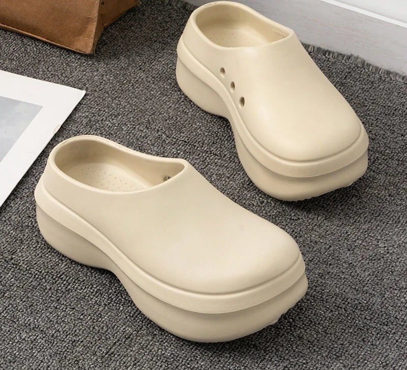 Platform clogs in EVA with a closed toe, open back and thick sole - beige