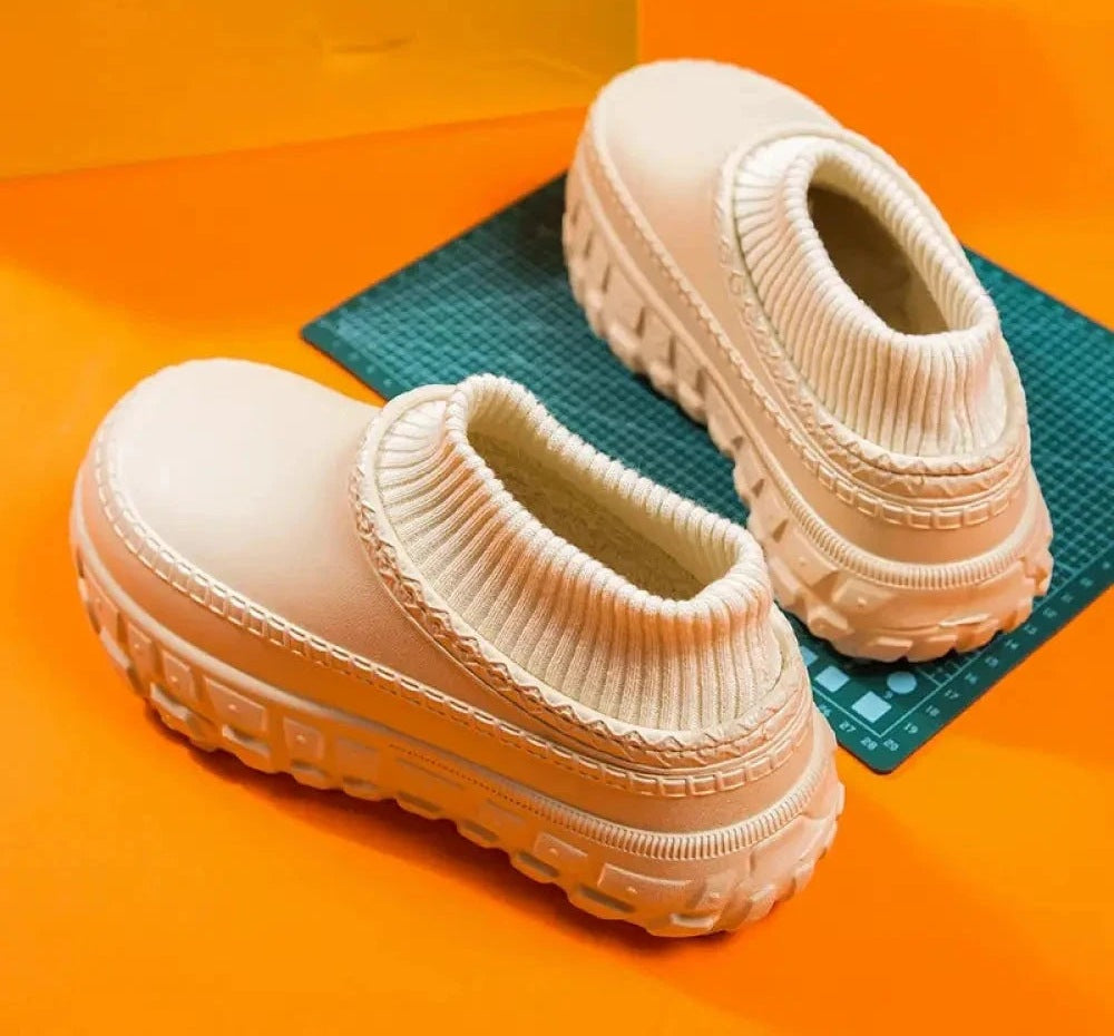 Platform slippers with a chunky tread sole, smooth upper and plush lining - view 4
