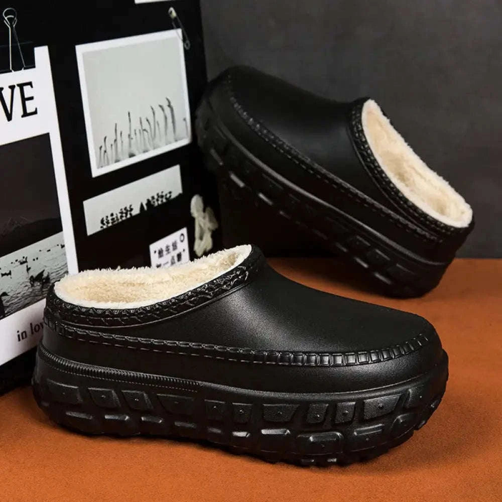 Platform slippers with a chunky tread sole, smooth upper and plush lining - black / plush rim