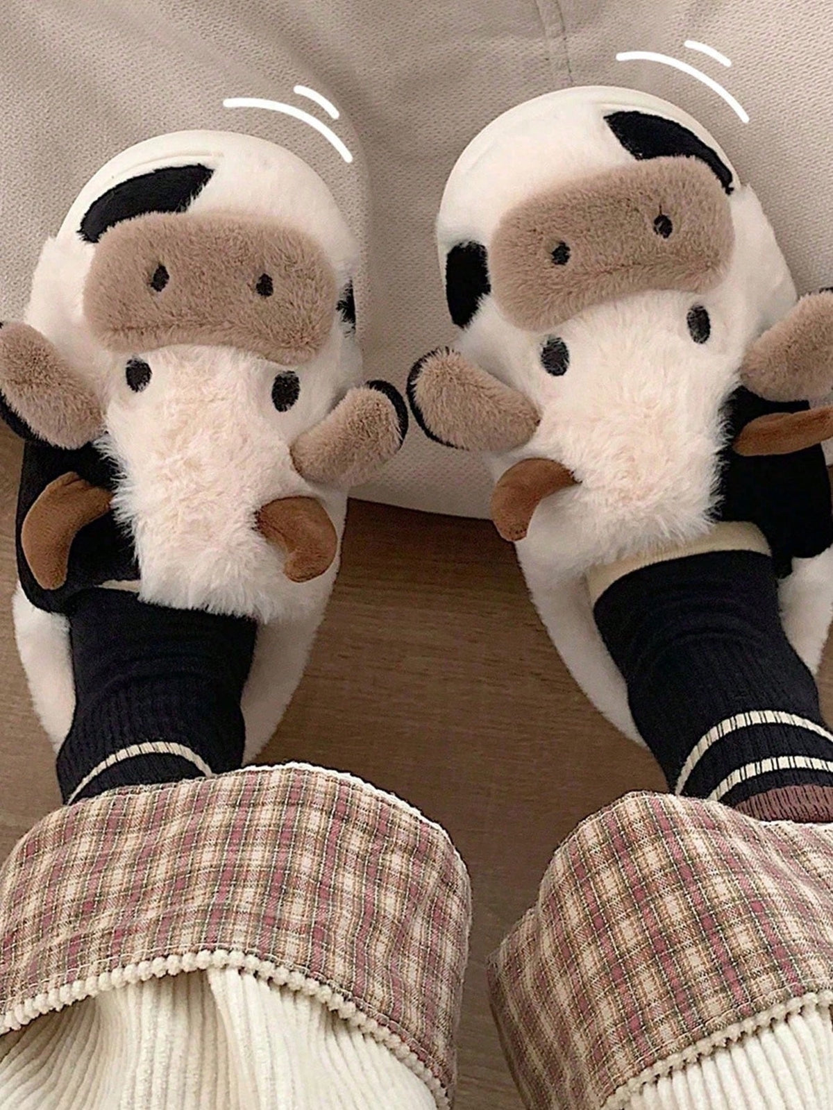 Plush cow slippers with little horns, ears and a snout on the toe and spots on the sides - view 5