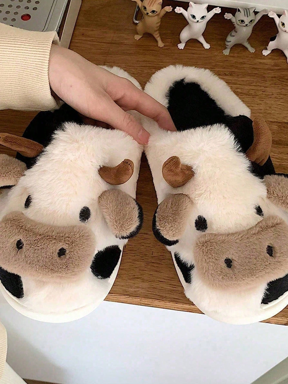 Plush cow slippers with little horns, ears and a snout on the toe and spots on the sides - view 6