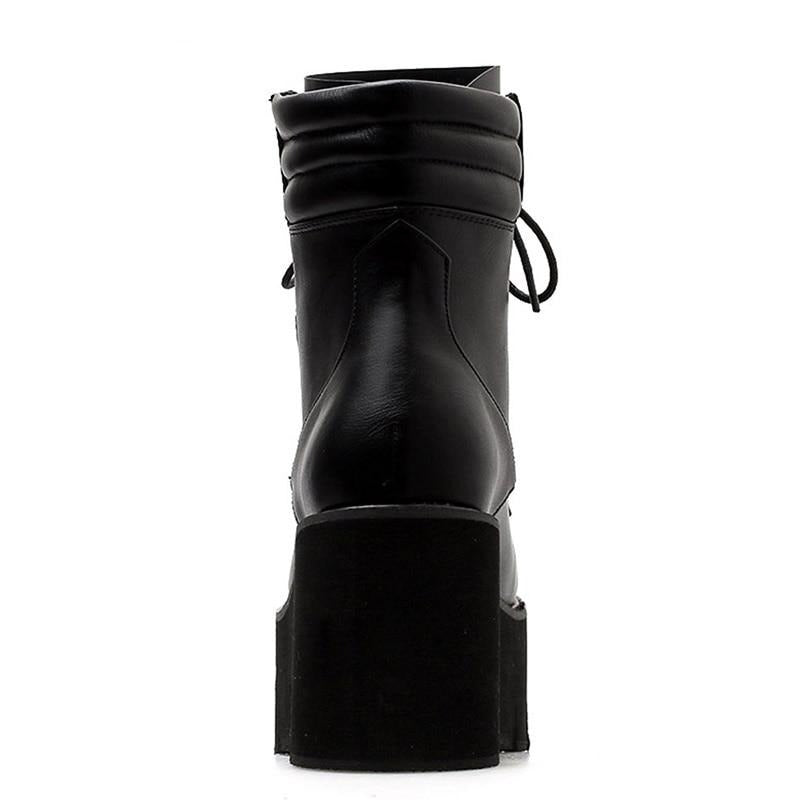 Women's waterproof boots non-slip sole detail