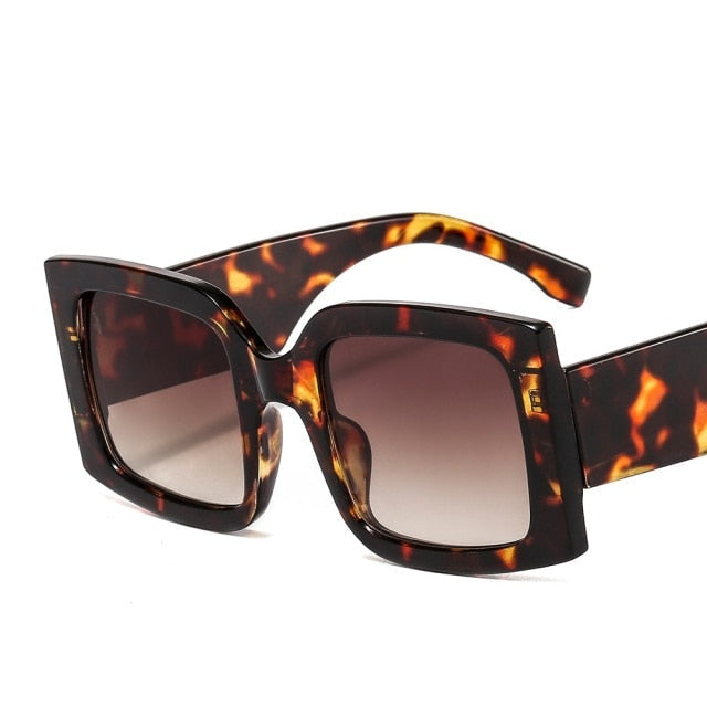 Women's Riley Square Sunglasses – Elegant UV400 Style – close-up detail